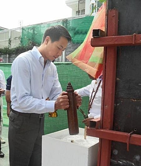 Chanond Ruangkritya, President and CEO of Ananda Development Pcl., lays the foundation stone to open IDEO MOBI Sathorn project, Friday, July 13.